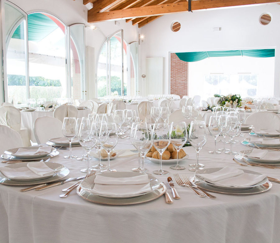 tavolo apparecchiato