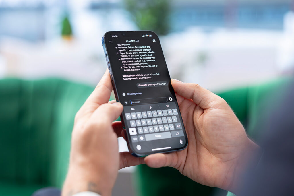telefono acceso su una conversazione con chatgpt